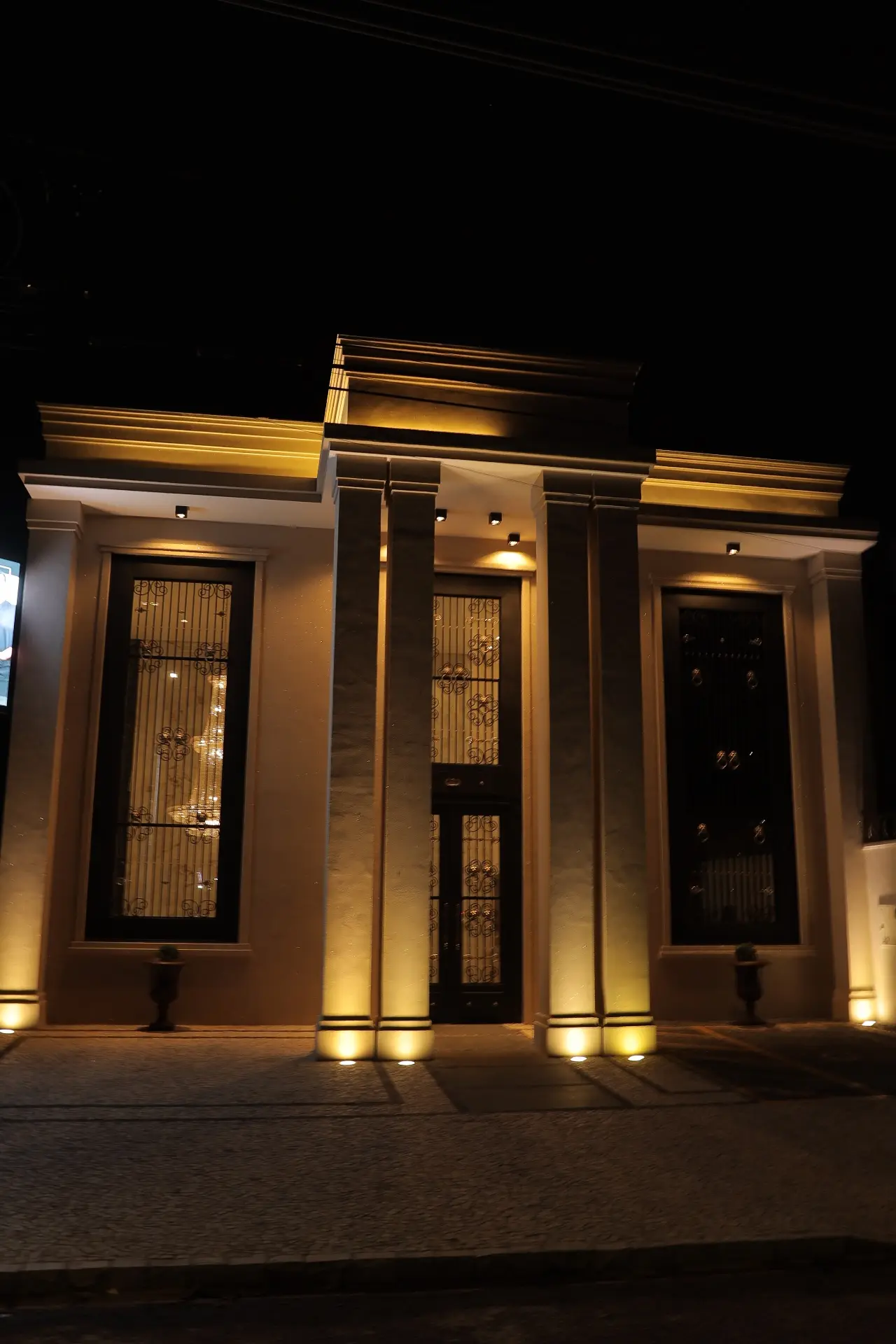 Fachada do Instituto Gustavo Martins iluminada à noite